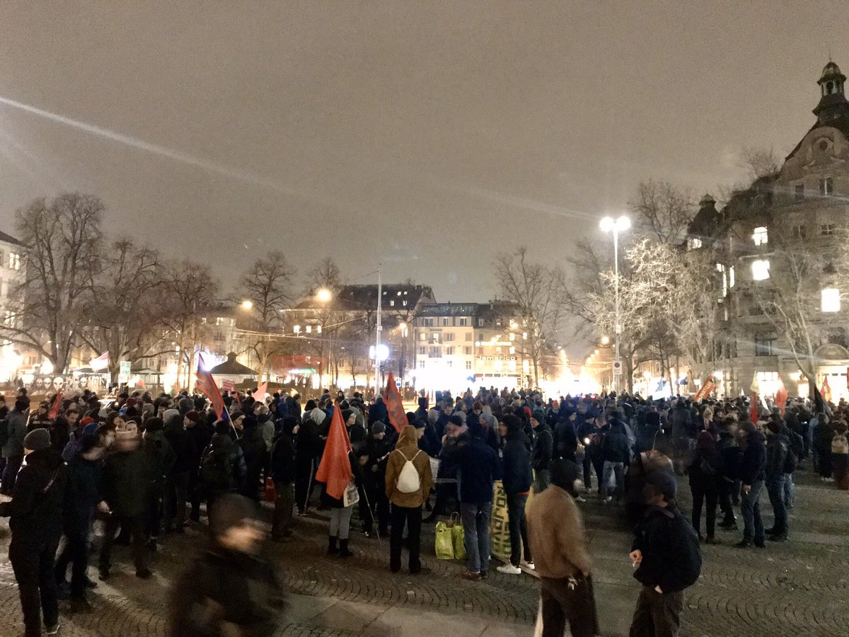 sozialismus_ch's tweet photo. [Zürich] Hunderte Leute haben sich auf dem Helvetiaplatz versammelt um gegen das Word Economic Forum (WEF) zu demonstrieren.

#smashWEF #TrumpNotWelcome #wipeOutWEF https://t.co/g55q1mxdFv