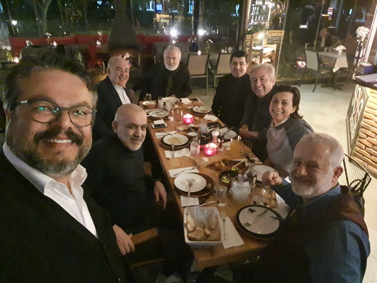 Ustaların karışımı ikinci kez yine 'dostça' bir arada...
Erduğan Kahya, Ahmet Dökdük, Haşmet Öyken, Dursun Gündoğdu, Uğur Keskin, Teslime Tosun, Şifa Çiçek ve ben...