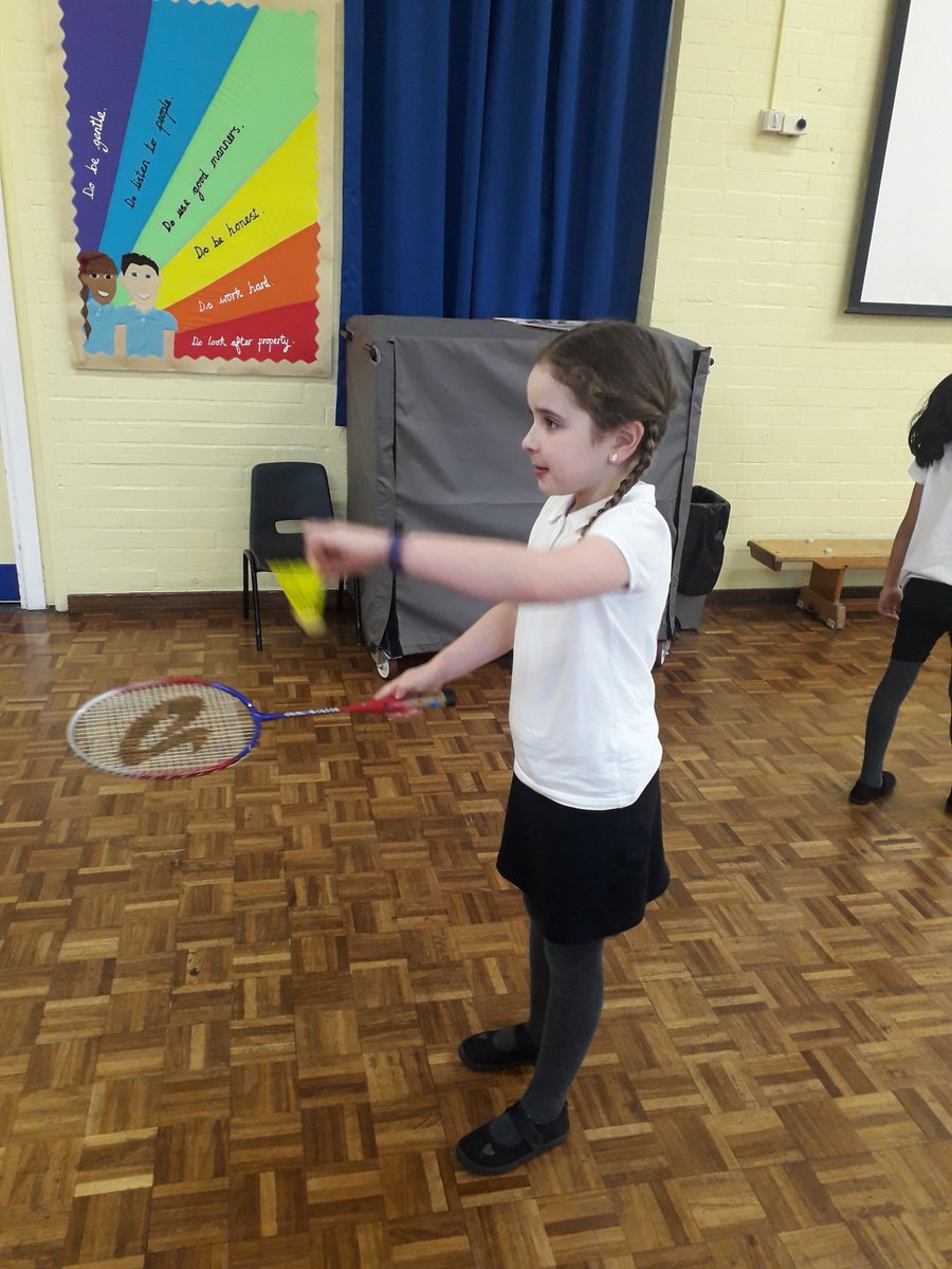 CoachVic11's tweet photo. @Broadoak_Year3 Badminton today in year 3! 🏸 learning underarm shots, before playing unlock the treasure chest 🔓 great skills 👏 #Badminton #WednesdayMotivation https://t.co/rrXIKqK2CK