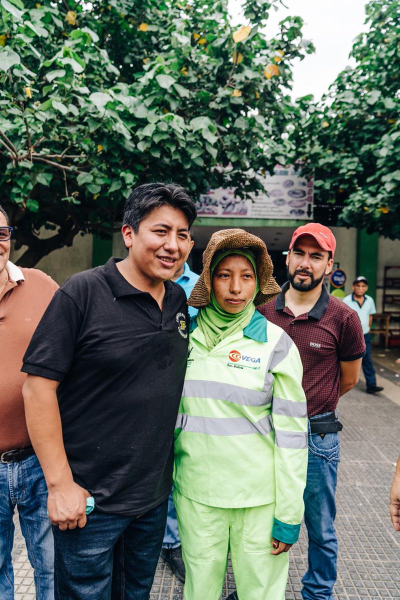 Marco_Pumari_A's tweet photo. Hoy con mi gran amigo @LuisFerCamachoV en #SantaCruz, veo en la mirada de la gente que se ha recuperado lo que mucho tiempo nos robaron: estamos juntos y nadie nos separará. Bolivia merece una oportunidad de salir adelante. Por eso, NADIE SE CANSA, NADIE NOS DIVIDE. https://t.co/j1RUvh23M5