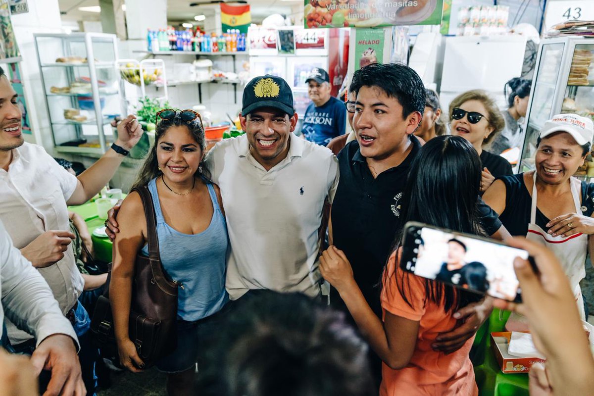 Marco_Pumari_A's tweet photo. Hoy con mi gran amigo @LuisFerCamachoV en #SantaCruz, veo en la mirada de la gente que se ha recuperado lo que mucho tiempo nos robaron: estamos juntos y nadie nos separará. Bolivia merece una oportunidad de salir adelante. Por eso, NADIE SE CANSA, NADIE NOS DIVIDE. https://t.co/j1RUvh23M5
