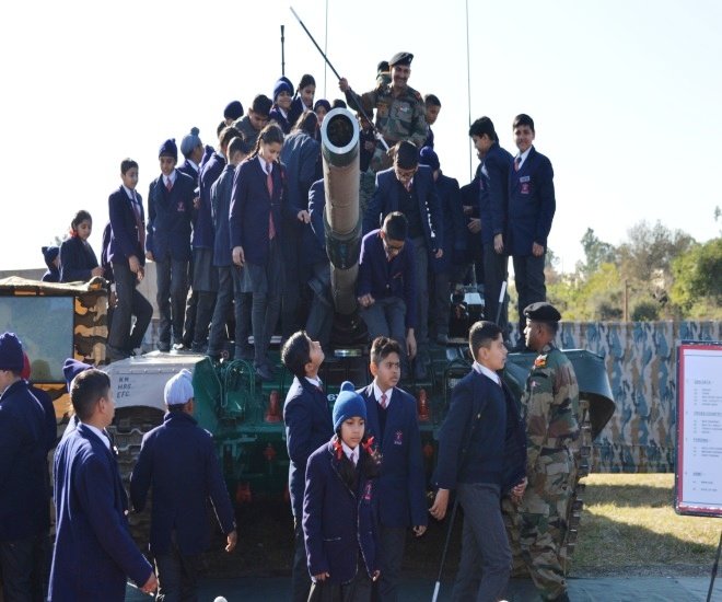 prodefencejammu's tweet photo. #IndianArmy Crossed Swords Div org inspirational ‘Mil Eqpt & Band Display’ for locals & school children in Akhnoor(J&K). Youth fascinated to see #weapons, #Eqpt: tanks, guns & surveillance eqpt. Mil pipe band played martial tunes which enthralled the audience.
@adgpi
@diprjk https://t.co/5pYtdDwiYZ