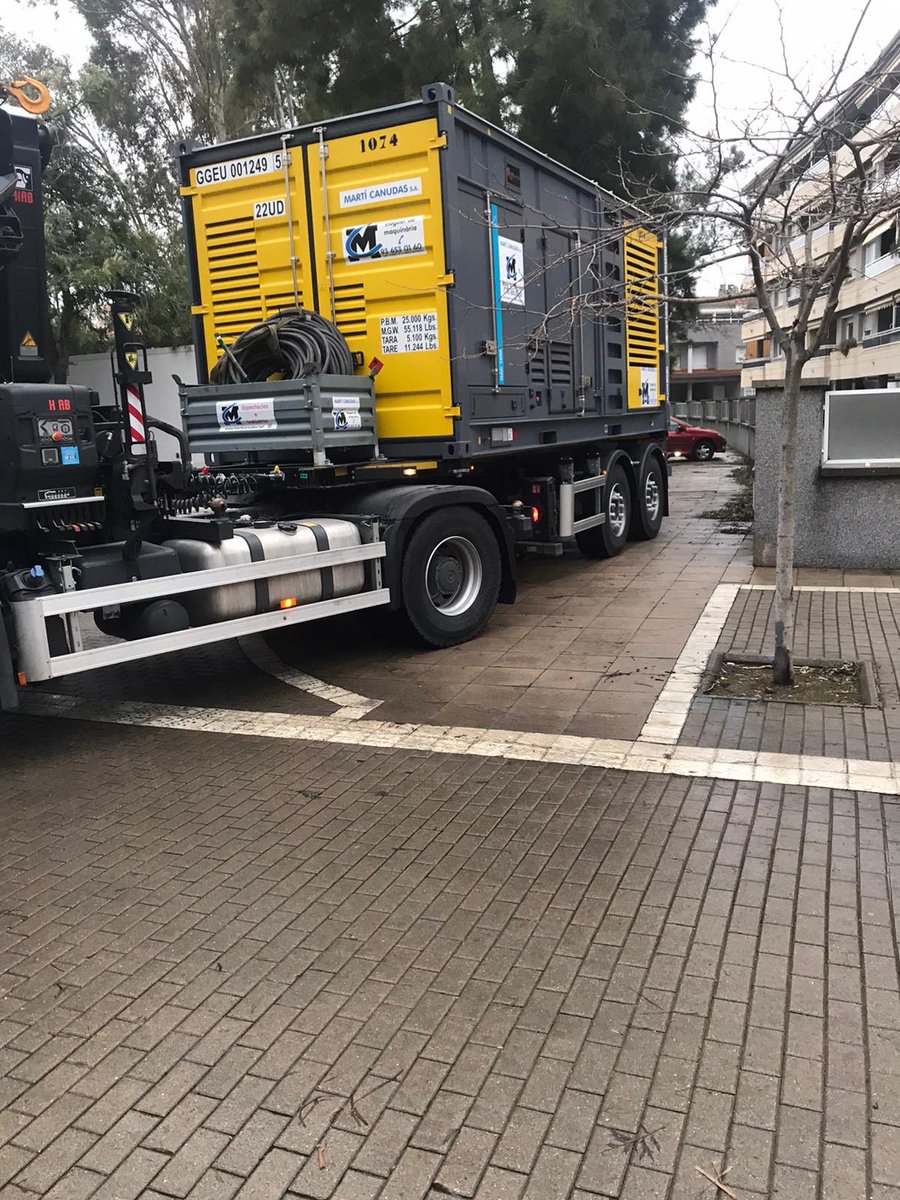 🚨No sabem quan es podrà solucionar l’averia dels transformadors d’electricitat del Baixador i Can Bou.

👉🏻Per garantir el servei d’electricitat durant la nit freda, hem instal•lat generadors de gran potencia. 

#ProteccioCivil <a href="/AjCastelldefels/">Ajuntament de Castelldefels</a> <a href="/emergenciescat/">Protecció civil</a>