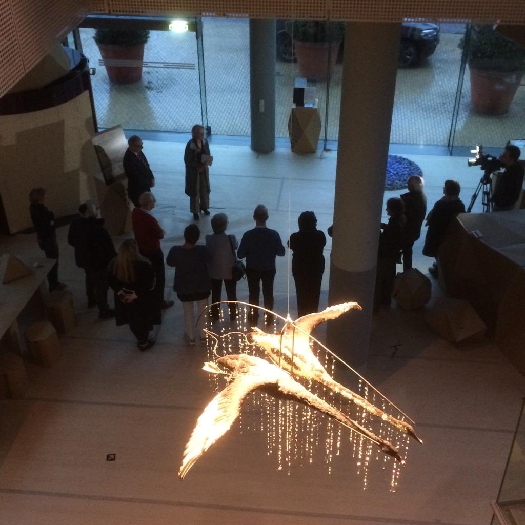 Holocaustmonument Levenslicht van Daan Roosegaarde in CODA onthuld door wethouder @Detlev_Cziesso en CODA directeur <a href="/carinreinders/">Carin Reinders</a>. Meer weten?> bit.ly/3aBxv55