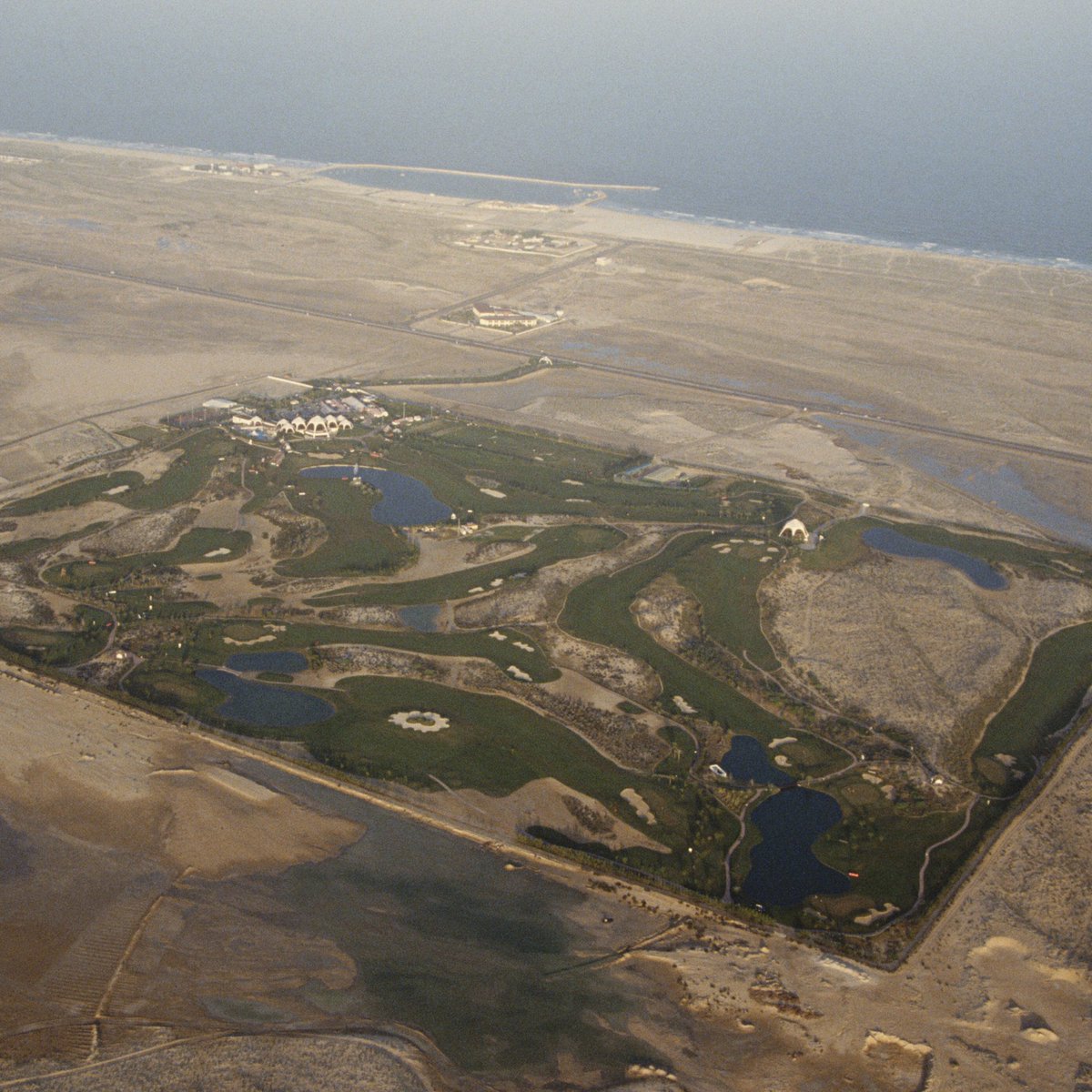 GolfDigest's tweet photo. Dubai has changed a lot since 1990. 😳 https://t.co/1TNmmJi6SW
