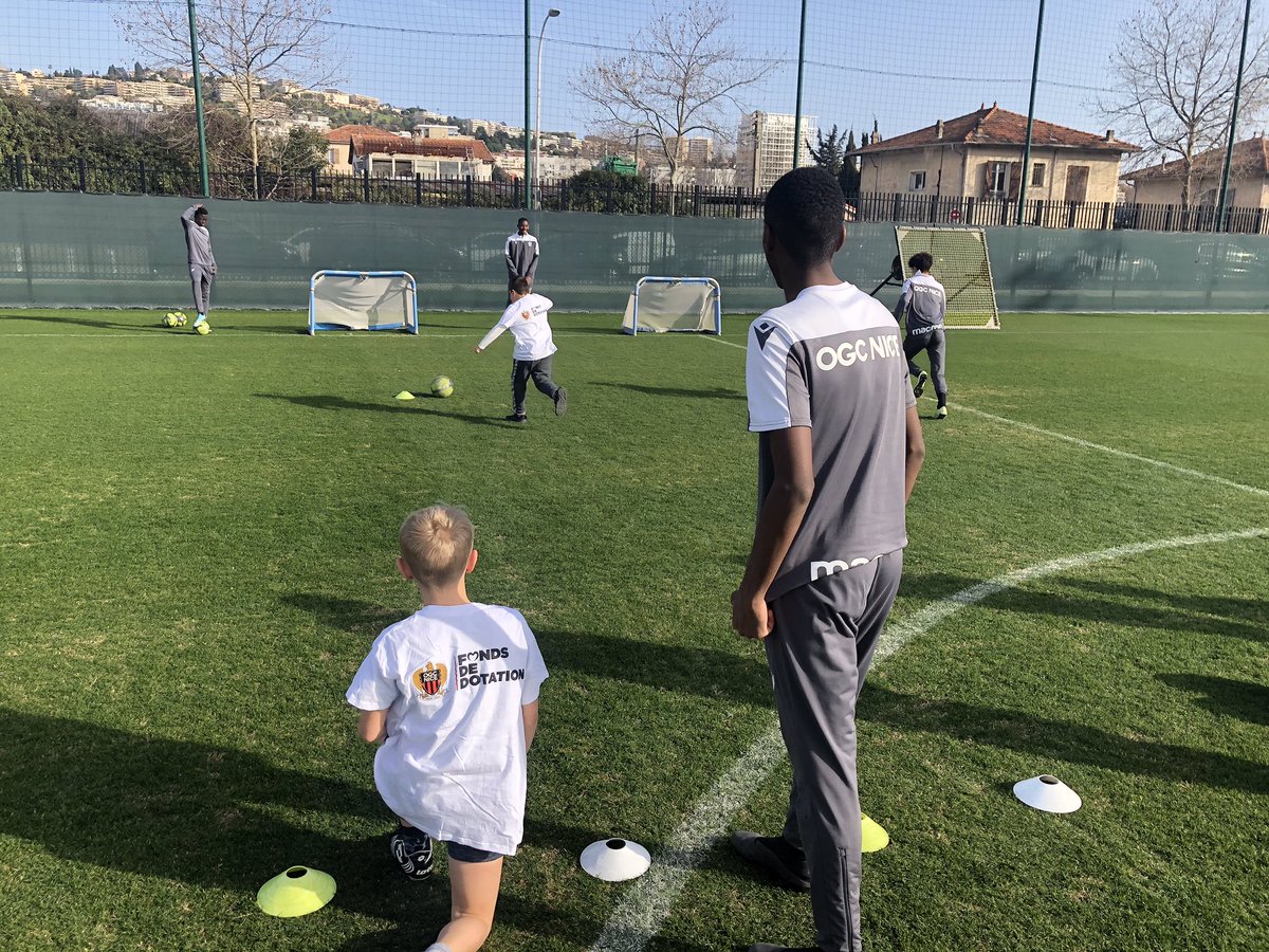 fdd_ogcnice's tweet photo. ⚽️ 1ère session de l’année 2️⃣0️⃣2️⃣0️⃣ pour “Toi+Moi=@ogcnice” 🔴⚫️ !

☀️ Sous un beau soleil, les U17 du Gym ont retrouvé dans la bonne humeur les jeunes de l’IME Henri Wallon et le @cdsa06 🙌🏻. 

#JouonsLaCollectif https://t.co/k2oeG8cUQ9