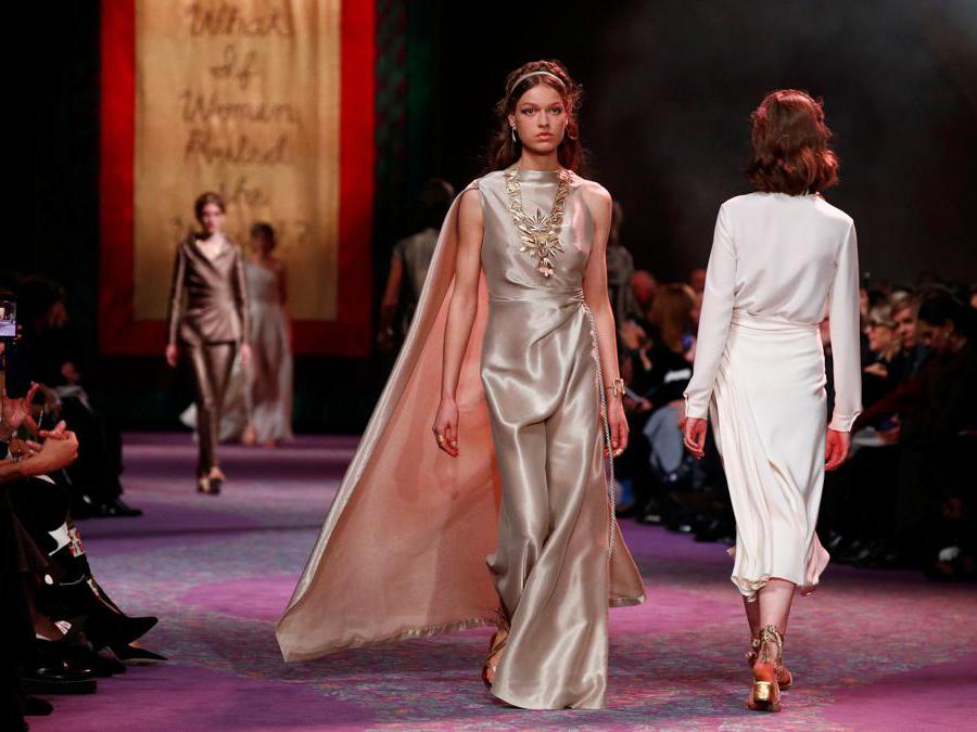 кутюр история. коллекция 1955 года кристиан диор. джон гальяно для диор 1998. хаут кутюр. чарльз уорт модельер.