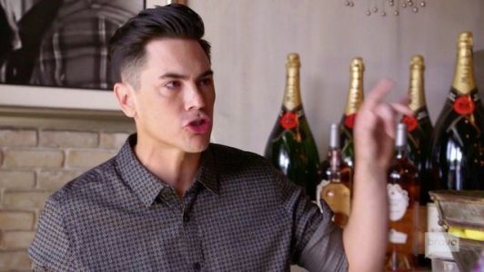 SeriesTVMagUsa's tweet photo. Serie:Jax Taylor> Vanderpump Rules Recap: Spidey No Sense: On last..https://t.co/X7eaGgLg7D #series https://t.co/C2SZ7VxkzX