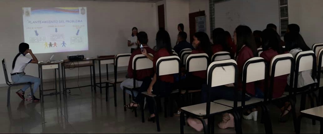 Nucleo_Lara's tweet photo. Estudiantes de la @unefa_ve #NúcleoLara sede 25 defienden sus proyectos comunitarios en la XVI expoferia @angiolillofp @Educacion_MPPD @unefa_vrro @VDIUNEFA1 @elraye167 https://t.co/EnaIivzpH6