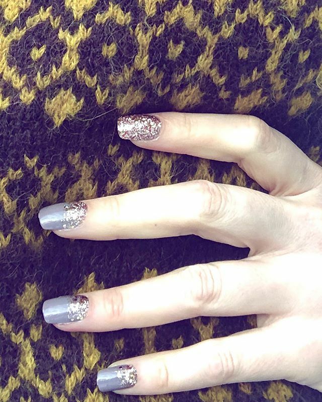 DayanaKnits's tweet photo. So I had this full length photo of #todaysknitoutfit for ya but then I just wanted to show off #todaysnails 💁♀️
Pattern: Millstone by Sarah Hatton
.
.
#knitting #knit #iloveknitting #knitstagram #knittersofinstagram #instaknit #knittersoftheworld #knit… https://t.co/oiycbfAf7g https://t.co/kZNEYGEfls
