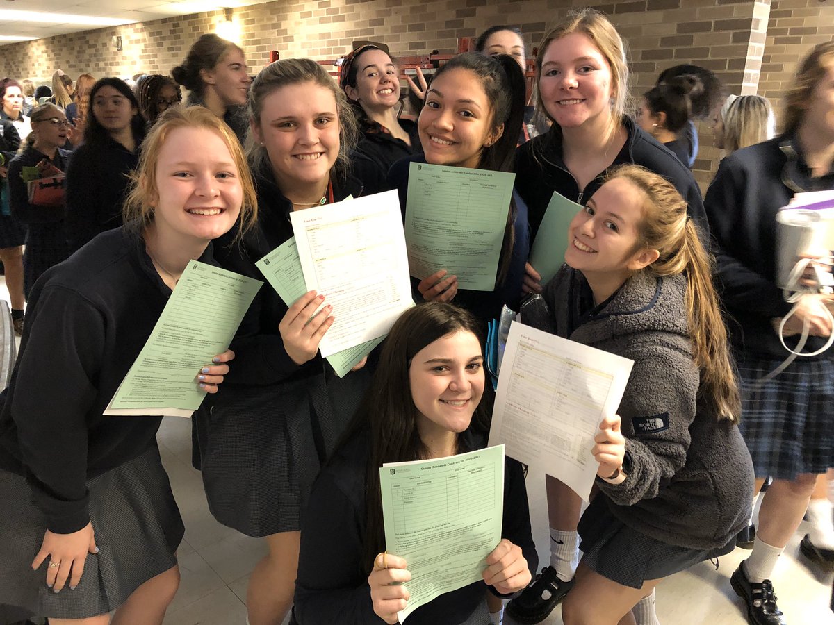 McAuleyMacs's tweet photo. This morning, deans and counselors led an informative scheduling assembly for freshmen, sophomores and juniors, while seniors attended their prom assembly! #assemblyday #scheduling #mcauleylifetimeadvantage https://t.co/0OK1KOfwrV