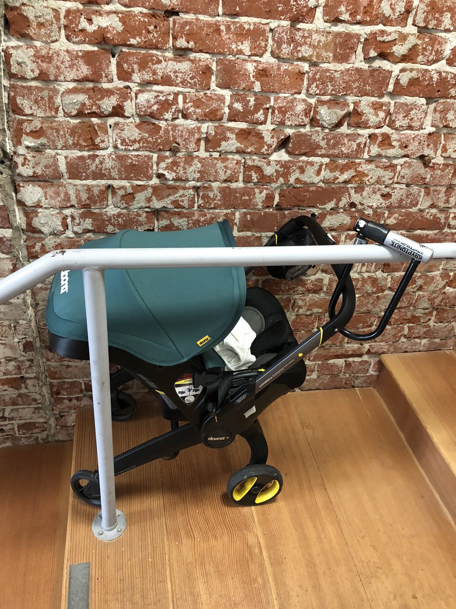 MultiModalMom's tweet image. Brought my stroller up 3 flights up stairs the 1st time I went to #postnatal yoga. This time, I locked it on the 1st floor with my bike lock 👌🏼 #backsaver. Thankful for my small &amp;amp; nimble @doonausa. #stroller #doonausa #postpartum #postpartumyoga #bike