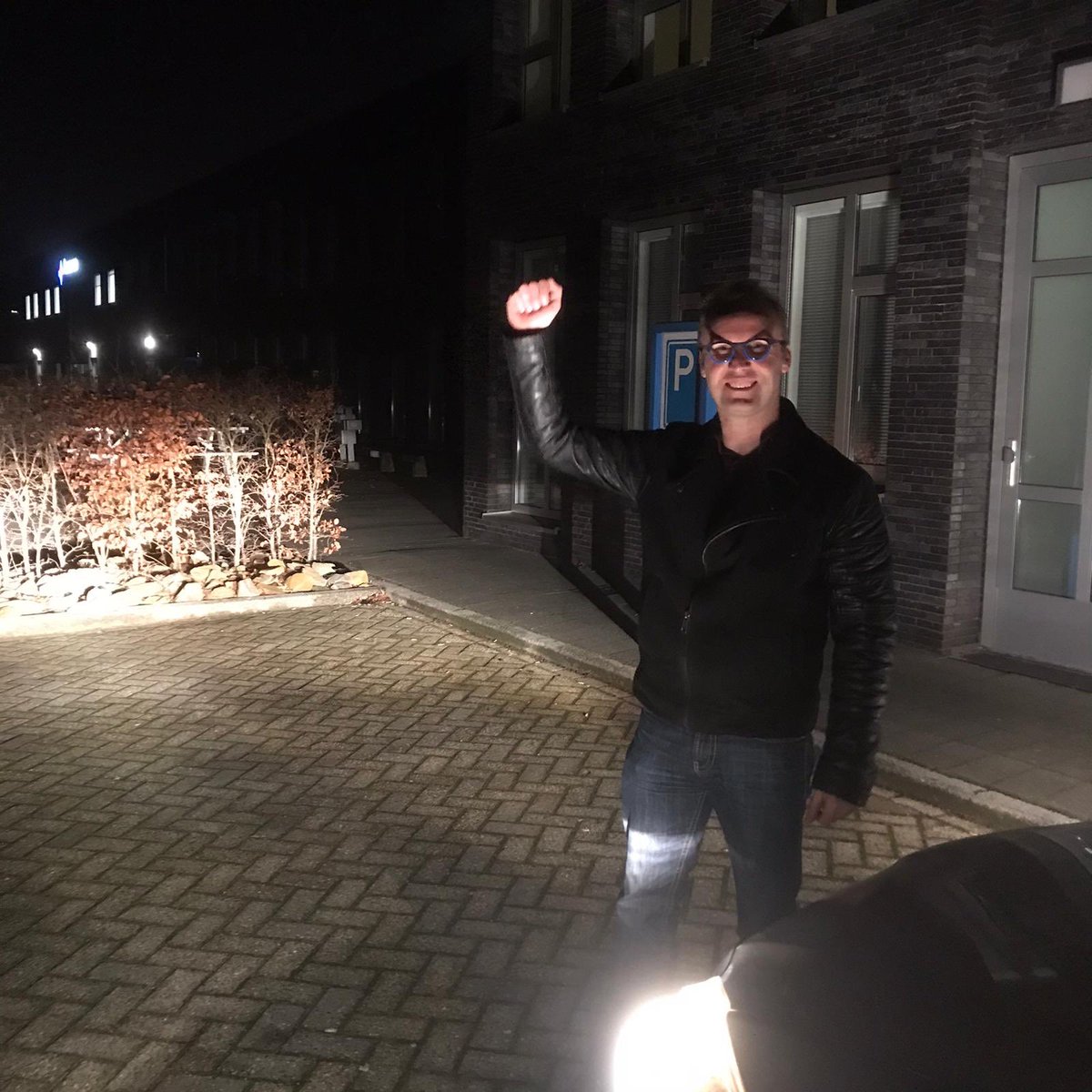 GeavanDieren's tweet photo. @KonVisio en 2 geslaagde leerlingen met bioptic. Nu ook mogelijk om in het donker te rijden! Rijschool Zwijnenburg in Wezep deed mee aan de pilot en nu trots op de geslaagde leerlingen https://t.co/UsDLEMQhgf