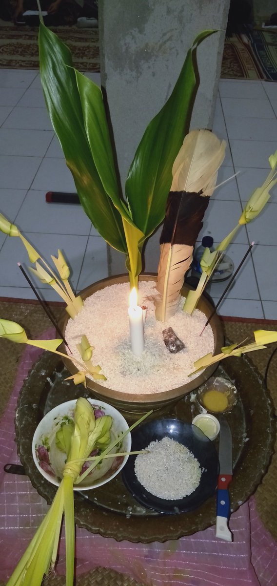 nanangmekaplar's tweet photo. Cinta NKRI yg kaya dg budaya dan aneka ritusnya
#Basarah (berserah diri / sembahyang) di perbatasan Kalteng - Kalsel - Kaltim
#HinduKaharingan https://t.co/lhV3uvQ34E https://t.co/a9AavtKCzW