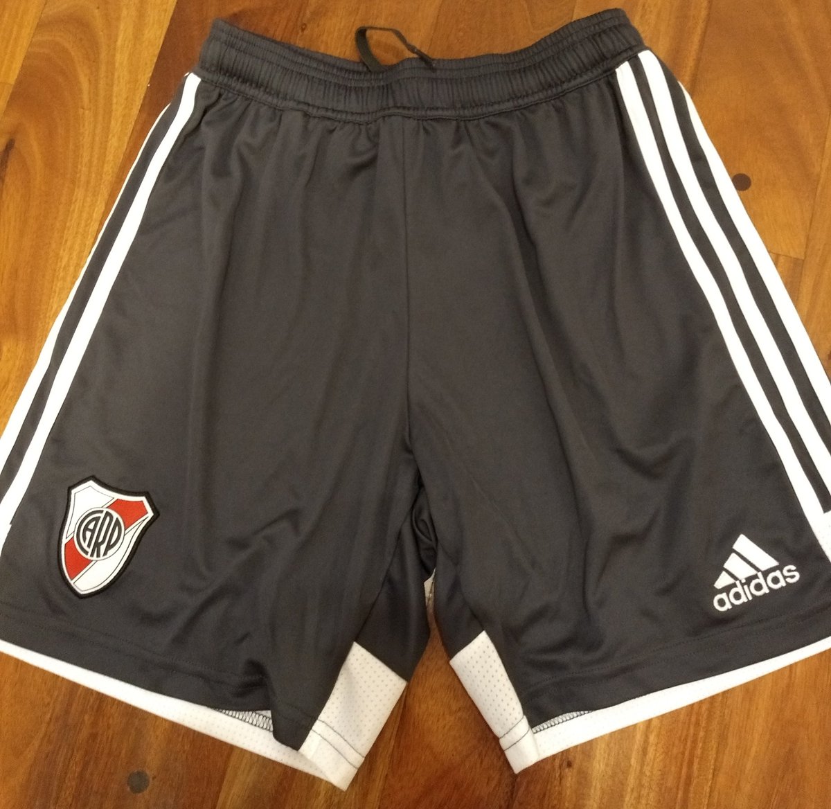 _InfoMonumental's tweet photo. 💣¡ATENCIÓN!💣
Año nuevo y tenemos un gran sorteo para los hinchas del más grande. Estaremos sorteando la nueva camiseta junto con el short gris de River.

Los pasos para participar del sorteo: 
- Darle RT a este tweet
- Seguirnos 

A los 8000 seguidores se realizará el sorteo. https://t.co/geLJh1n0hV