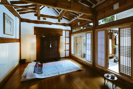 дома в корейском стиле. корейская архитектура ханок. дома в корейском стиле. ханок внутри корея. корейский ханок исторический интерьер.