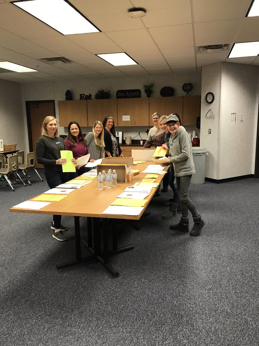 EMSCounselors's tweet photo. Shout out to our amazing PTA for coming to stuff our feeder packets for our incoming 7th graders! Thank you so much! We’re excited to meet our future Huskies soon! https://t.co/cgRKmd5H9d