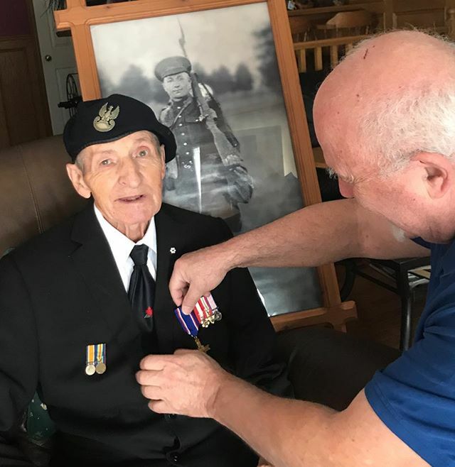 ZigMisiak's tweet photo. Walter Gretzky. What an honour adjusting Wally’s medals. His dad’s WW1 medals (his dad in uniform in the photo) his Order of Canada and his new one, Polish Combatant’s Gold Cross. #waltergretzky #hockeydads #polishandproud #canadianauthors #canadianandpr… https://t.co/uFqJZMoFUo https://t.co/APhHvgl7vN