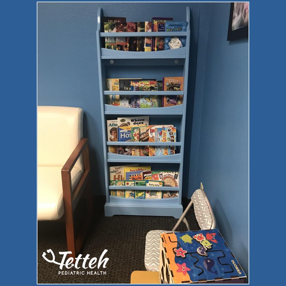 TPedHealth's tweet photo. Thank you Ms. Patricia (a.k.a. the Book Angel) and the @saclibFriends for helping us keep our bookshelves full! #TalkReadSing #Read #LapsNotApps #BooksBuildBetterBrains #TPedHealth https://t.co/hC3SYM4MG9