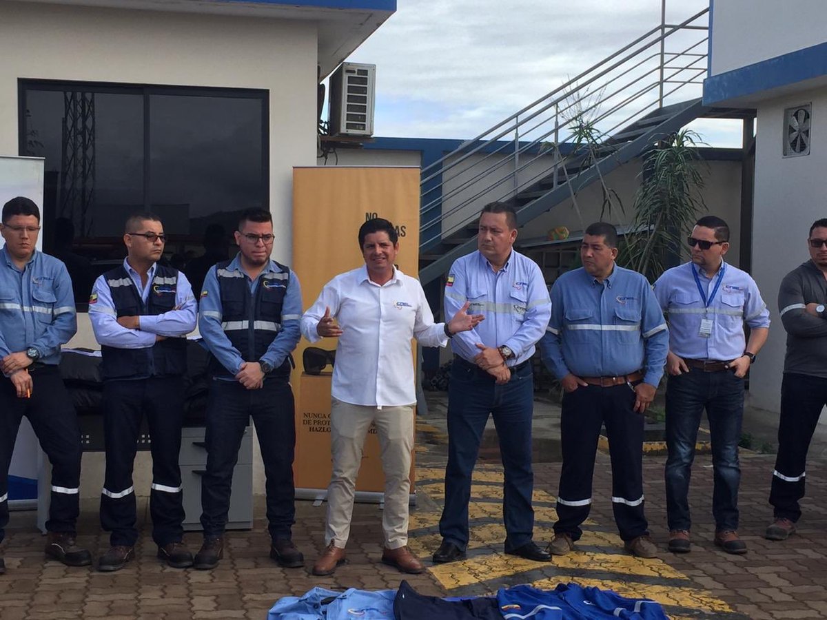 ComiteCNELEP's tweet photo. Reconocemos que el trabajo en conjunto entre @CNEL_EP y @ComiteCNELEP refleja resultados,en la entrega de ropa ignífuga que es parte del equipo de protección para nuestros compañeros eléctricos que laboran 24/7 sirviendo a la ciudadania. @JoseAgustoB @DonaldCastilloG https://t.co/qS6hiqYq4B