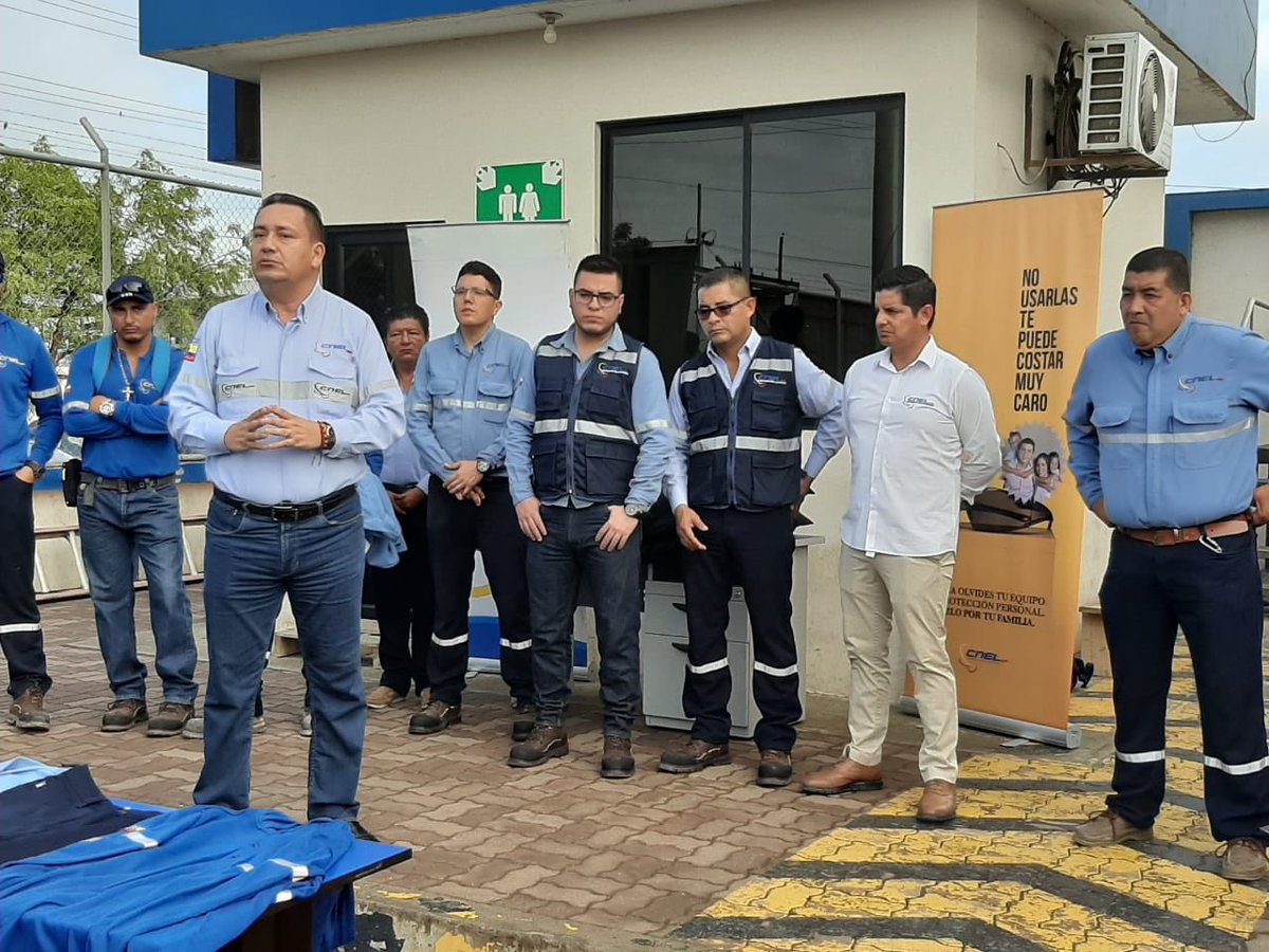 ComiteCNELEP's tweet photo. Reconocemos que el trabajo en conjunto entre @CNEL_EP y @ComiteCNELEP refleja resultados,en la entrega de ropa ignífuga que es parte del equipo de protección para nuestros compañeros eléctricos que laboran 24/7 sirviendo a la ciudadania. @JoseAgustoB @DonaldCastilloG https://t.co/qS6hiqYq4B