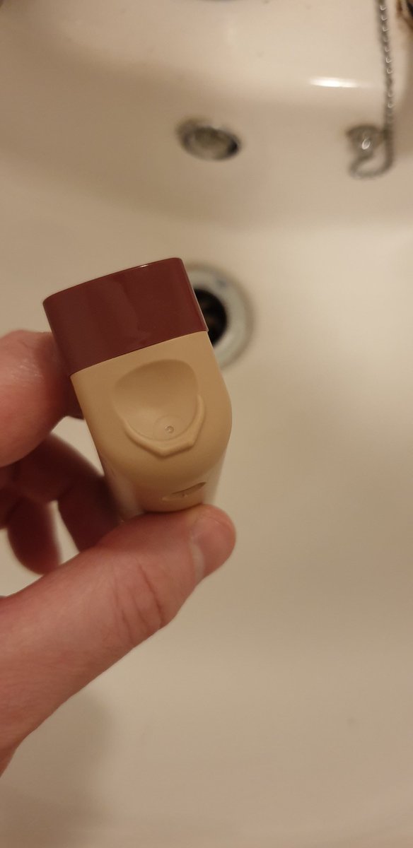 saulhuntman's tweet photo. I appear to have accidentally been given a rich person's asthma pump. This one has a thumb rest and a dose counter!

#nhs #nhswales #asthma #inhaler #asthmapump #medicine https://t.co/Gp5XuV0ocj