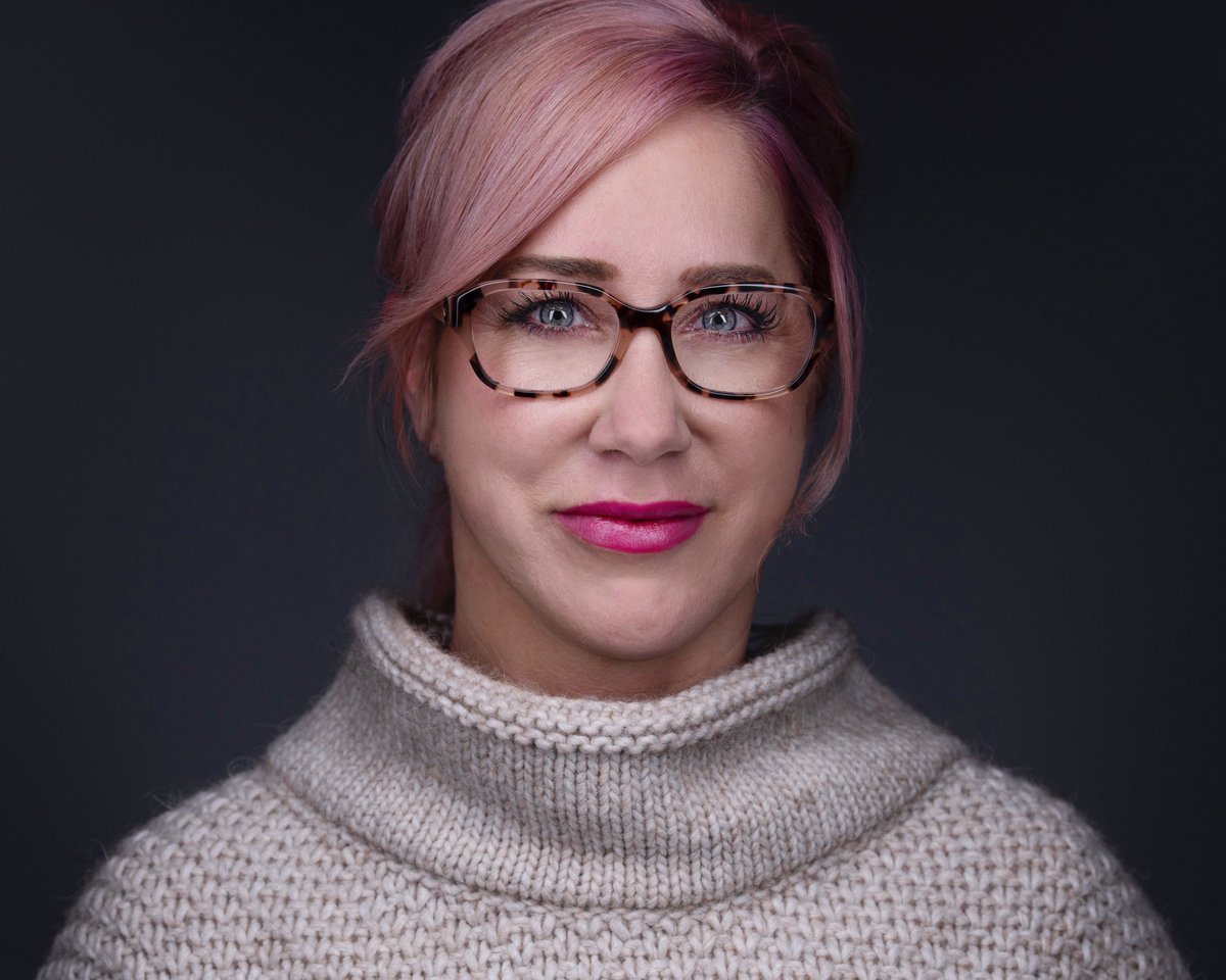 There’s so much I love about her vibe! A little splash of pink is just stunning! #peterhurleyproboard #flexkit 
#boisephotographer #boiseheadshots #headshotcrew #stopthescroll #nomoreselfies #personalbranding #thisisboise #shabang #peterhurley #headshotcrewassociate #linkedin