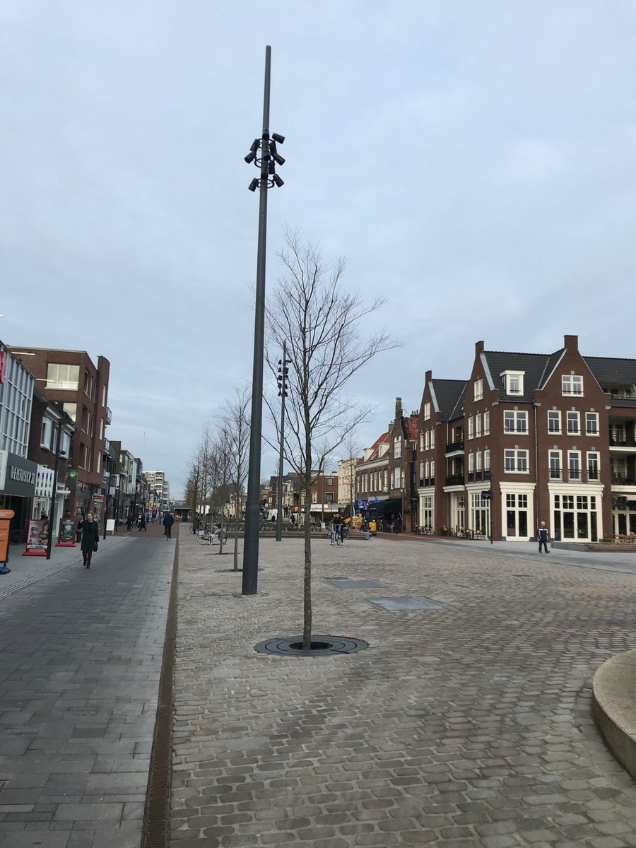 Herinrichting binnenstad #Hoogeveen, fase 2, dag 27: Deze week zijn er nieuwe lichtmasten geplaatst. Deze varianten zijn energiezuiniger én hebben een betere lichtspreiding waardoor er minder masten nodig zijn.
