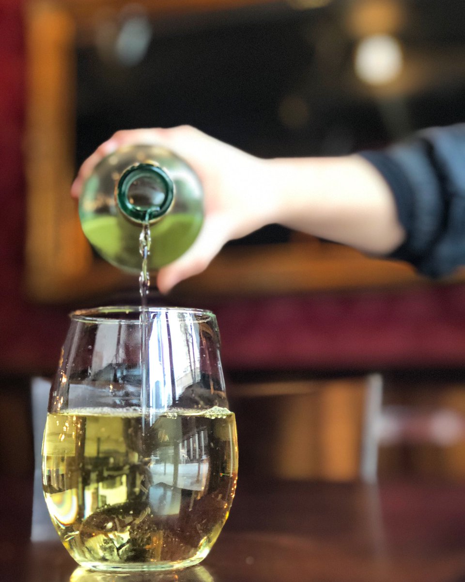 25DegreesCHI's tweet photo. Who is ready for #winewednesday ?? Half off bottles of wine starts at 4pm and goes until closing at 11. We’re offering reds, whites, AND roses starting at only $16 bucks. Don’t forget to enjoy our happy hour as well between 4-7 where draft beers and well drinks are only $5! https://t.co/Af6bsE12GN