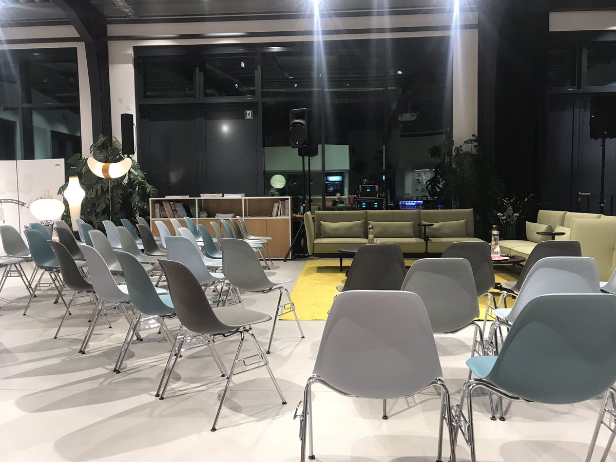 #NewWork Abend bei <a href="/Vitra/">Vitra</a> - the desk is dead. Arbeitsumgebungen verändern sich. Auf Schule übertragen: the classroom is dead 
#twitterlehrerzimmer #schulbau #Lernraum