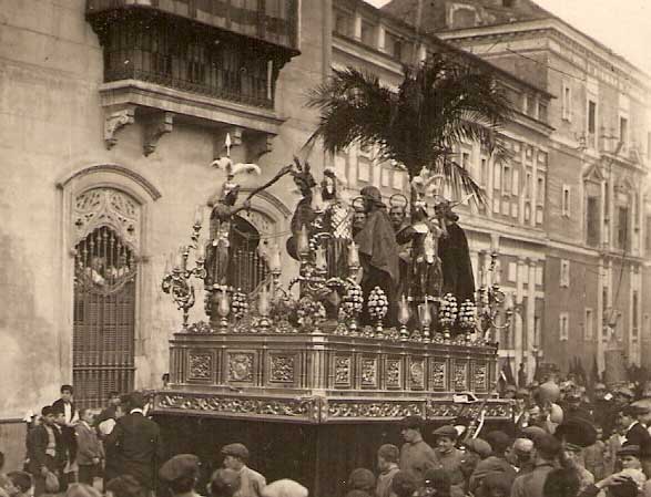 El antiguo misterio del Prendimiento,de la hermandad de los Panaderos. El canasto de estilo corintio fue realizado por Manuel Rodríguez Espinosa en 1887. Hasta principios del siglo XX figuró una palmera, en vez del olivo al que estamos acostumbrados #EstampasdeAyer #TDSCofrade