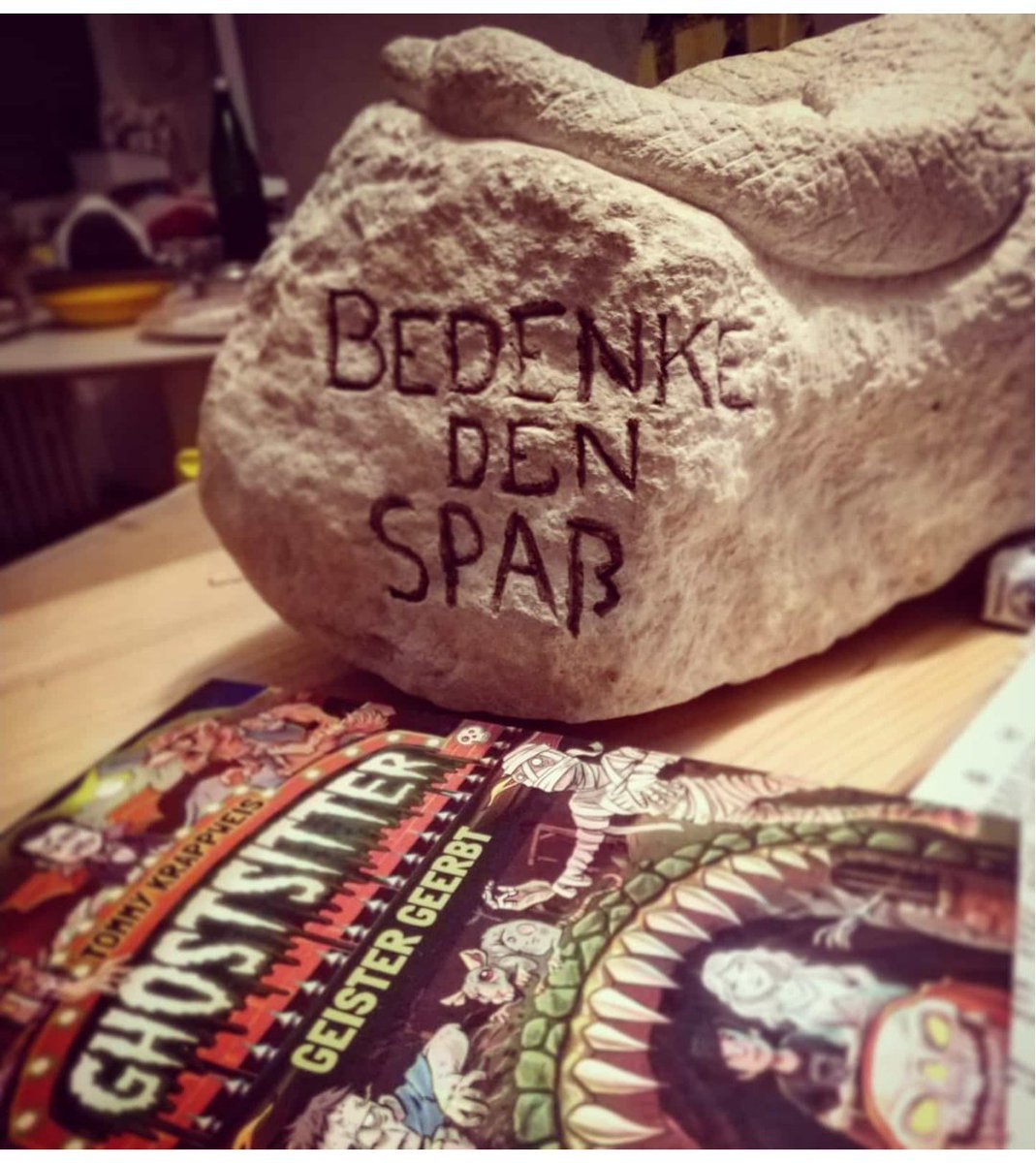 Lenja21's tweet photo. Ein selbst gemachter Stein. Und ein gekauftes Buch. 🥰 Absolute Fans leben hier. #ghostsitter https://t.co/0BImZcM3xG