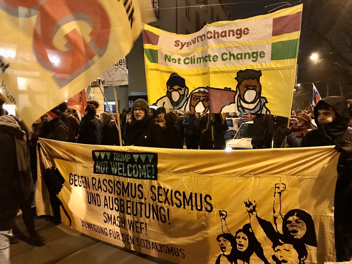 sozialismus_ch's tweet photo. [Zürich] Ca. Tausend Leute haben heute an einer lauten und kämpferischen Demo gegen das WEF, das Treffen der Reichen und Mächtigen in Davos, teilgenommen.

#smashWEF #TrumpNotWelcome #wipeOutWEF https://t.co/F531299YnF