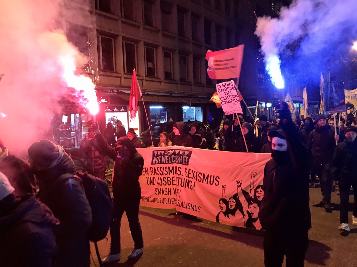 sozialismus_ch's tweet photo. [Zürich] Ca. Tausend Leute haben heute an einer lauten und kämpferischen Demo gegen das WEF, das Treffen der Reichen und Mächtigen in Davos, teilgenommen.

#smashWEF #TrumpNotWelcome #wipeOutWEF https://t.co/F531299YnF