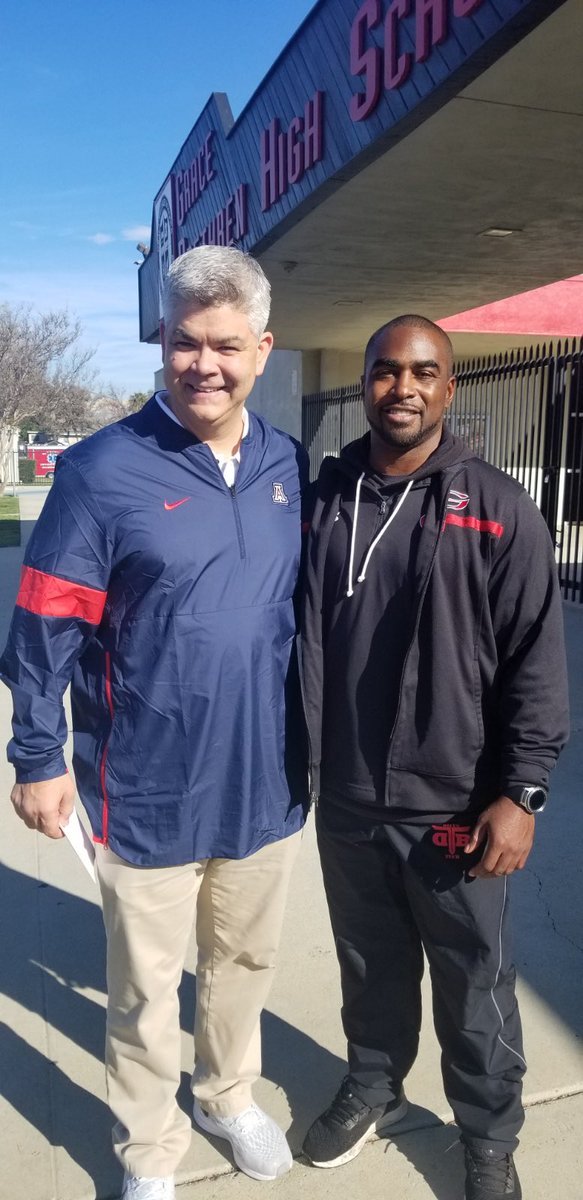 Arizona OLB Coach @UofA121CoachBuh on campus recruiting our student athletes. Thank you for stopping by! #FLS <a href="/vcspreps/">VCS Preps</a> <a href="/TheAcornSports/">Acorn Sports</a> <a href="/J_Andrade_/">Jonathan Andrade</a> <a href="/EliavAppelbaum/">Eliav Appelbaum</a> <a href="/CoachDiles/">Awan Diles</a>