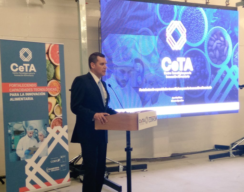 cetalimentos's tweet photo. Nuestro director ejecutivo @jeanpaulveas, explicó que el #CentroDeInnovaciónNorte en #Coquimbo va a permitir prototipar, pilotear y escalar innovaciones, " y va a ser una oportunidad de generar #EconomíaCircular con subproductos de la industria regional" 🤗🐟🍇♻️ https://t.co/dYyTLIU4Tk