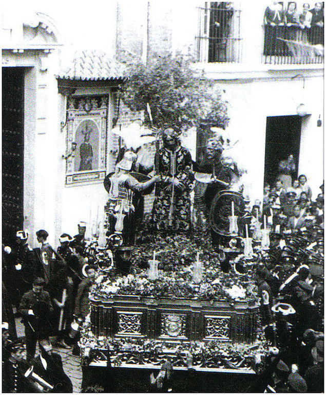 La imágen titular está hoy en día en la parroquia del Juncal, el canasto, y parte de las imágenes secundarias fueron vendidas a la hermandad de la Coronación de Jerez de la Frontera, donde procesionaron hasta 1954 #EstampasdeAyer #TDSCofrade