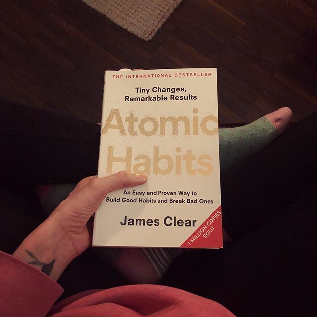 Reingekuschelt in den samtigen Sessel, freue ich mich auf die nächsten Seiten meines aktuellen Schmökers “Atomic Habits” von <a href="/jamesclear/">James Clear</a>. Das Buch beschreibt sehr verständlich, dass es nicht immer die großen Veränderungen der Gewohnheiten sein müssen, di… ift.tt/36el1xb