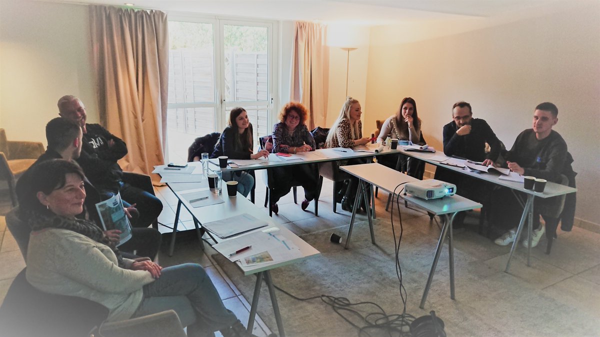 FPP_IORIO's tweet photo. Aujourd'hui #Formation #FPP #traitement #eau à #aixenprovence @propiscines  @FPPiscine  #piscines https://t.co/u8xMHgSpnH