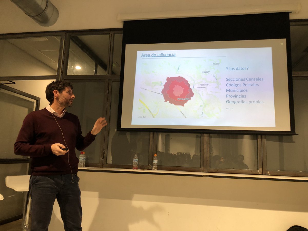 ejoana's tweet photo. “En un negocio local es clave el área de influencia por cercanía teniendo en cuenta las isocronas de los desplazamientos de los clientes. La sección social es una buena base d geosegmentación” Alberto Velasco, Data Analytics Manager en @sanitas #Masterclassinesdi @InstitutoInesdi https://t.co/rKqgQ1YqWS
