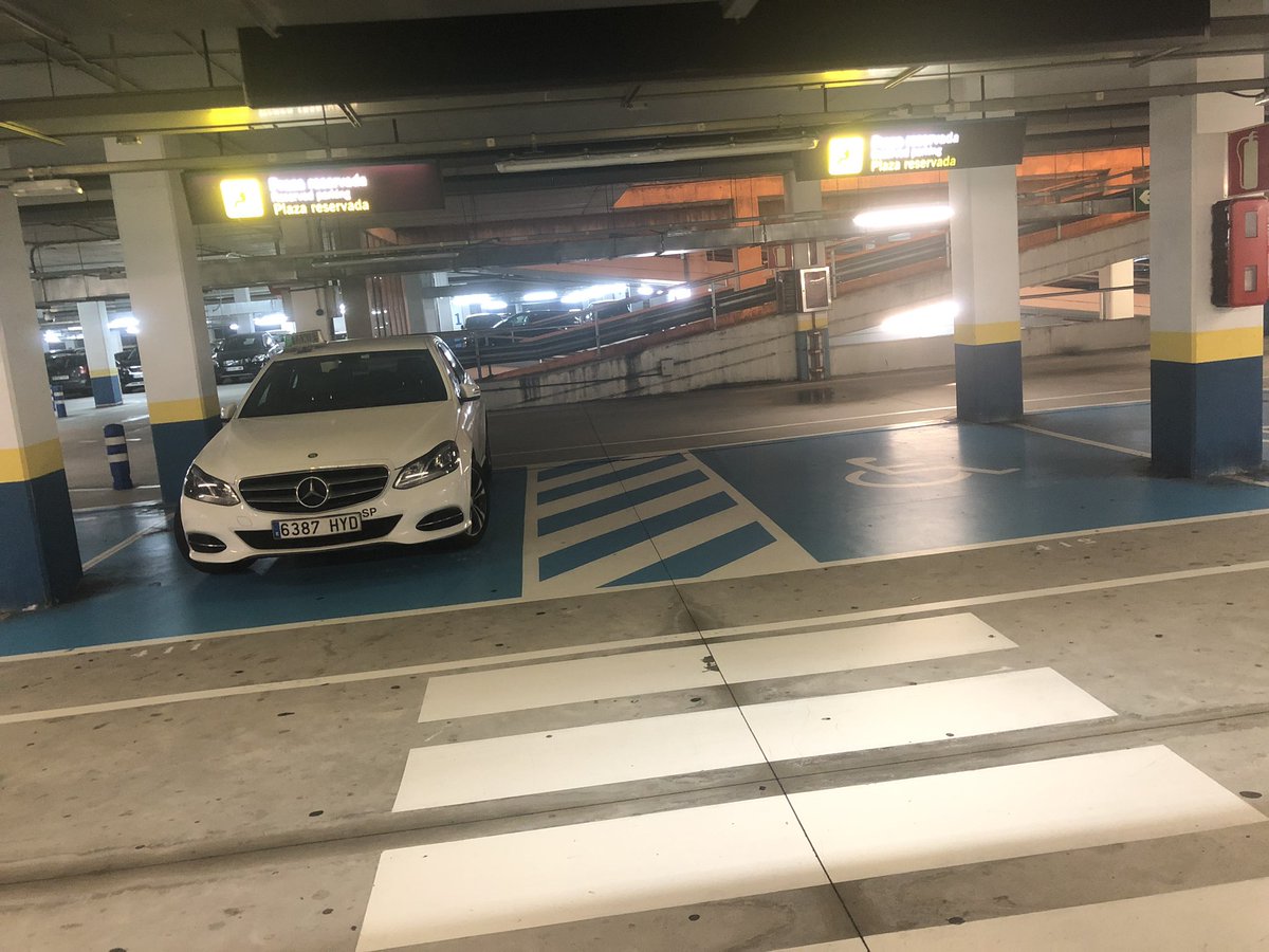 yomeloguiso4's tweet photo. @mal_aparcados_C @jetas_coruna parece que los taxistas en Coruña tienen aparcamiento exclusivo en el aeropuerto https://t.co/CuDBPnaWAi