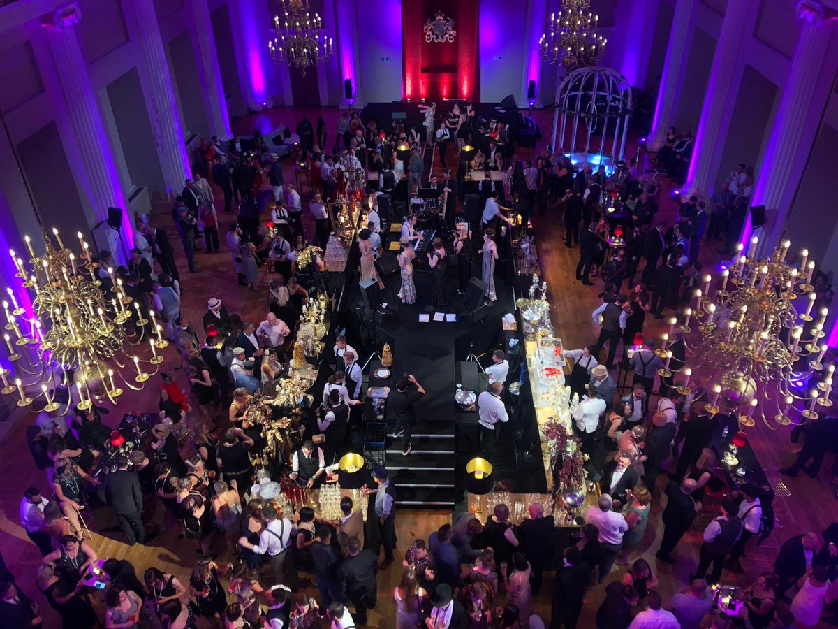 HRP_Events's tweet photo. "I like large parties. They're so intimate. At small parties there isn't any privacy." The Great Gatsby, F. Scott Fitzgerald 
Throwing it back to this #Gatsby themed party at #BanquetingHouse We’ve got a feeling we’ll be hosting lots of #Roaring20s parties this year 🥂🎶💫 https://t.co/aC5nGPII9S