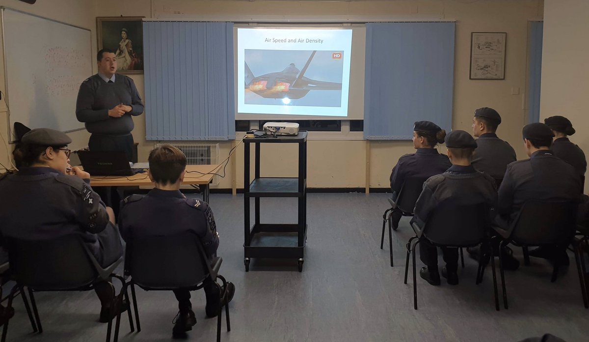 1367sqnATC's tweet image. Last night the rest of the cadet were jumping into principles of flight in more depth covering topics such as Bernoullis principle and Newton’s 3rd law, how the wing of an aircraft produces lift and how it’s effected by weight, thrust and drag. 
#Team1367 #PrinciplesOfFlight