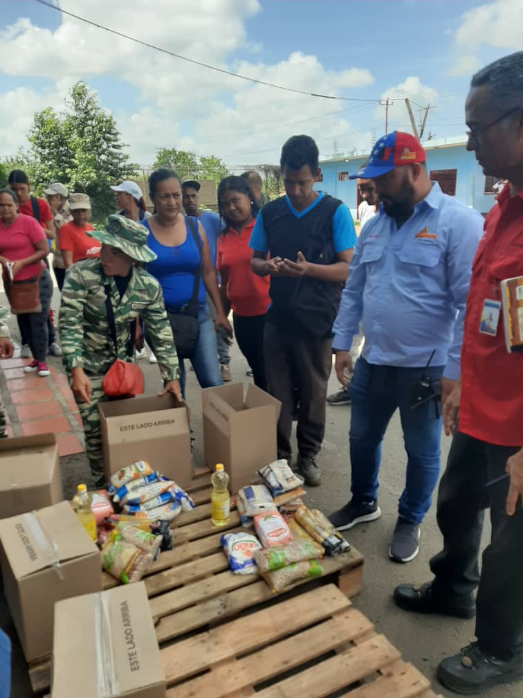 MercalOficial's tweet photo. Desde el CA Caroní en @Mercal__bolivar el jefe estadal @AlonzoYanny en compañía del Coord regional de @Minppalbolivar Emilio Quesada y la @Miliciafanb realizan contraloría social del contenido de las cajas Clap que serán despachadas para la atención de las familias de la entidad https://t.co/cPxUmaBhUM
