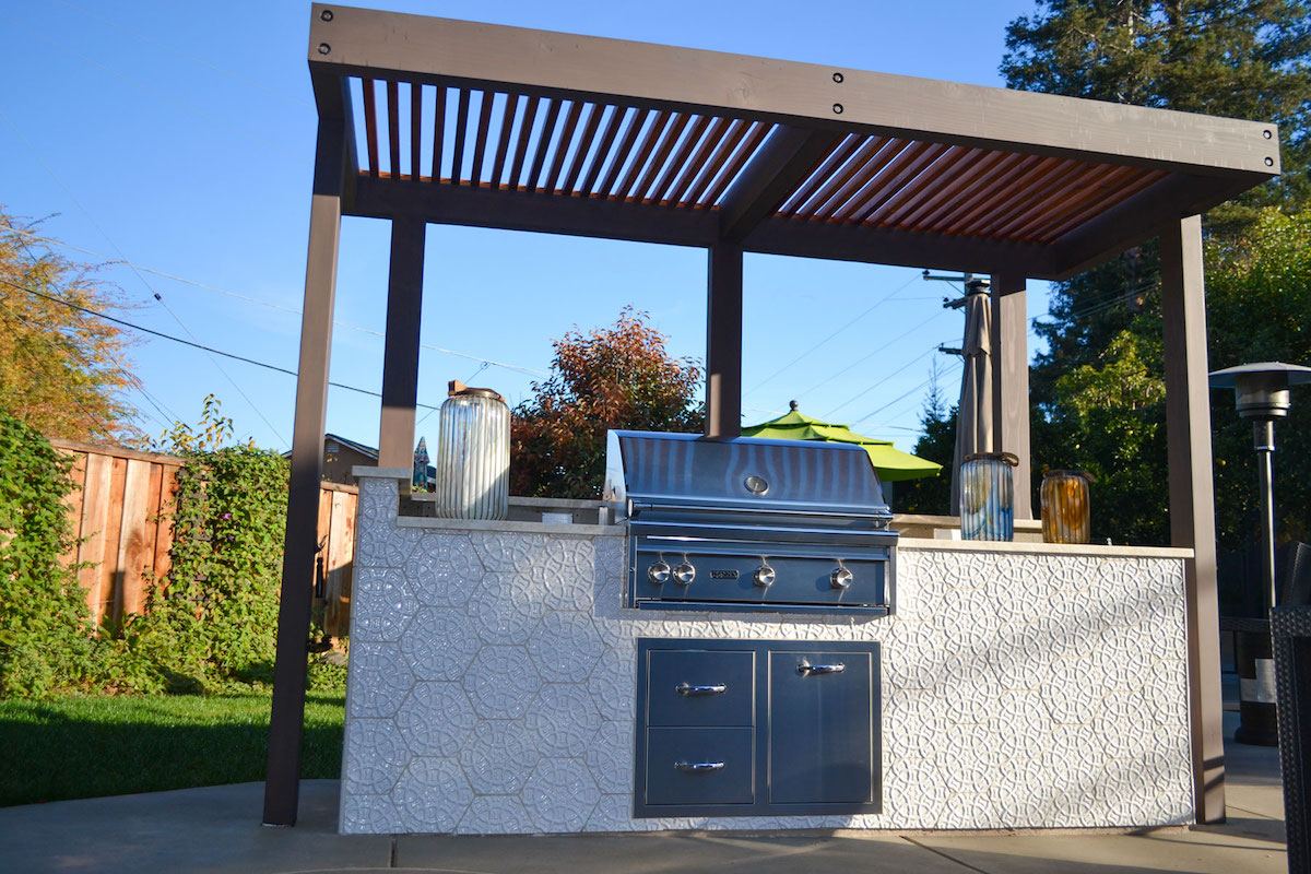 uokitchen's tweet image. Can we just talk about this custom tile? hubs.ly/H0mCr_80 #outdoorkitchen #outdoorkitchendesign #customoutdoorkitchen