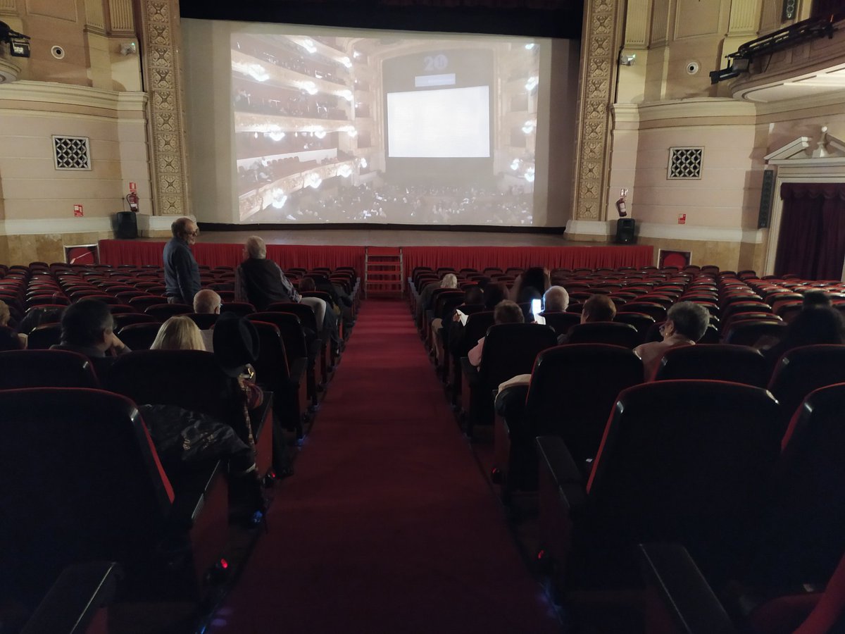 CROcultura1's tweet photo. Todo a punto para comenzar a disfrutar de #OperaEnElCine
con #LiceuInCinemas
Con la puesta en escena de "AIDA" de Giuseppe Verdi 🎼🎻🎼 en el personaje de Aida, Angela Meade 🎼 Orquesta Sinfónica y Coro del Gran Teatre del Liceu 🎻 El público terminando de leer el programa https://t.co/TtJMoPn9nG