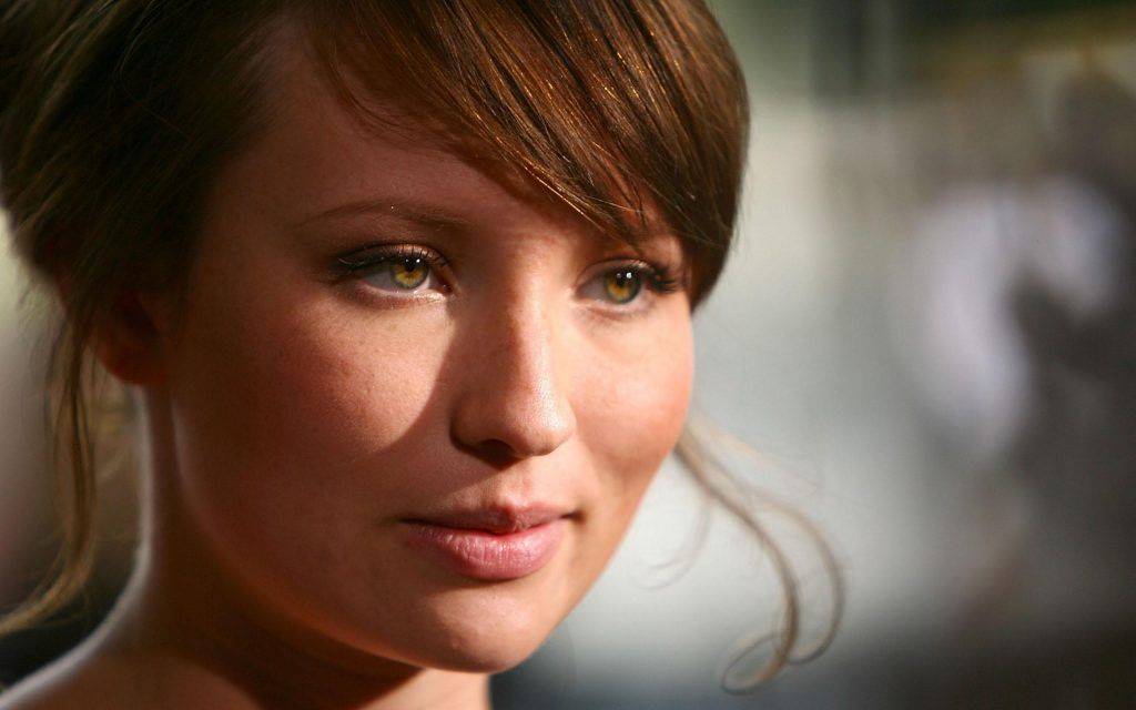 wallpaperu3's tweet photo. Emily Browning Wallpaper. https://t.co/kUdbBKK2Cn #emilybrowing #Wallpapers #Celebrities https://t.co/5gNla3RILz