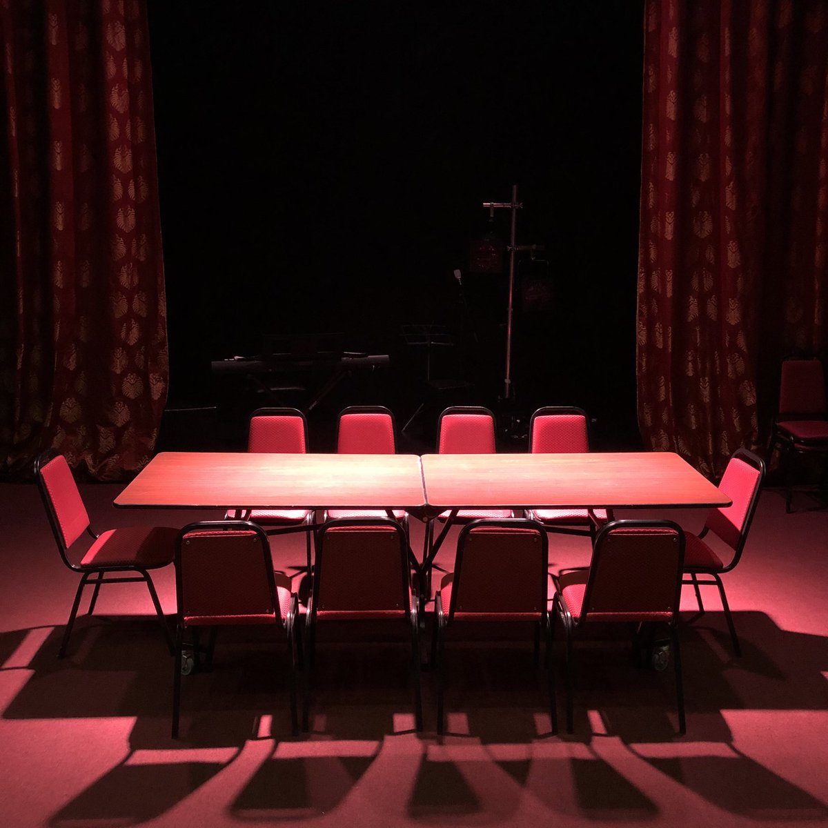 Opening night for <a href="/bonosarnold/">Bonington Players</a> ! The stage is set for tonight, but there’s still tickets available for tomorrow, Friday and Saturday 🎭
boningtontheatre.co.uk/whatson/event/…