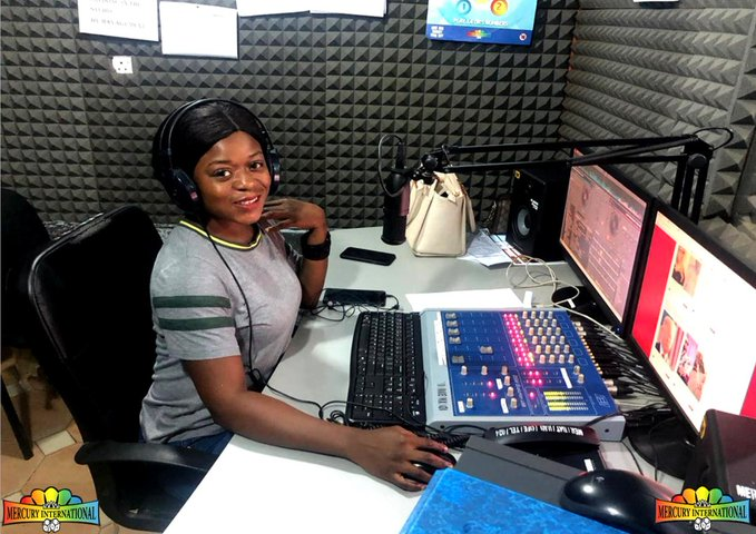 Radiomercurysl's tweet photo. She is back on the #MIC and it's the Midweek edition of the #LunchTimeRequestHour
On Air & Online... you just can't afford to miss #thegoldenvoice, #SholaBello now on #MercuryRadioFM92.1
#www.radiomercurysl.com
#RadioGarden
https://t.co/3G0RS03wfF https://t.co/ybR5dtj1nP