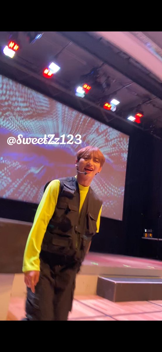p1eceoftrash09's tweet photo. ~ Youngkwang was on my side of the stage for just about the whole concert and he was so cute and very interactive โบ๏ธ
#VANNER #VANNERinNYC #VANNERinNY #VANNERinUSA #VANNERinTheUS #VVS #VANNERYOUNGKWANG #RouletteIntermedium #Brooklyn #VANNERKPOP #Kpop #maknae #deepvoiceboy https://t.co/S3bXE37dNg
